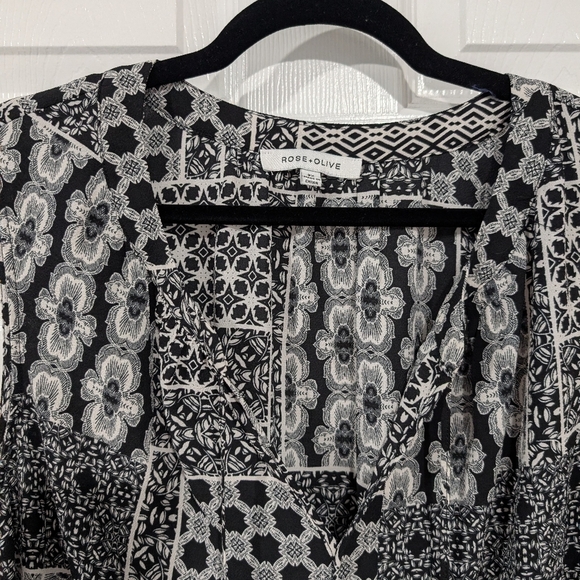 Rose +Olive Black and White Patterned Sleeveless Neck Tie Blouse in Size 2X - Picture 3 of 10